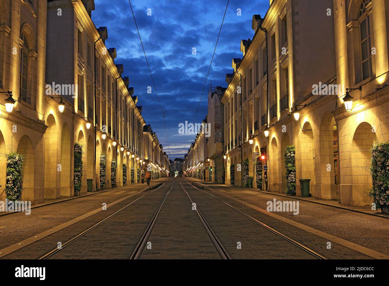 Frankreich, Loiret (45) Orléans, beleuchtete Gebäude der Rue Royale Stockfoto