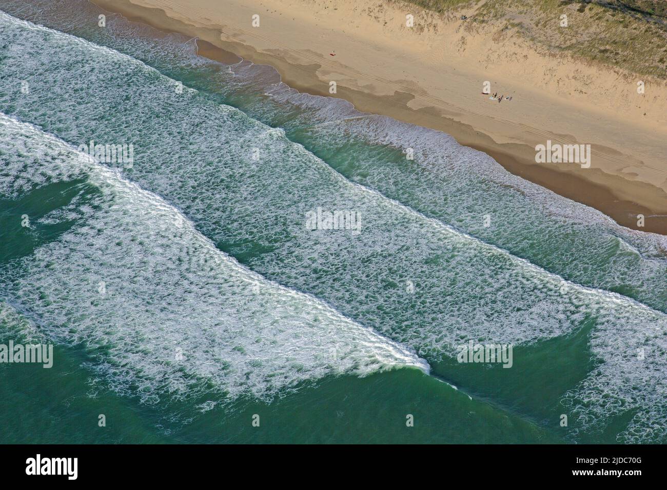 Frankreich, Charente-Maritime, La Tremblade, die wilde Küste, Wellen (Luftaufnahme) Stockfoto