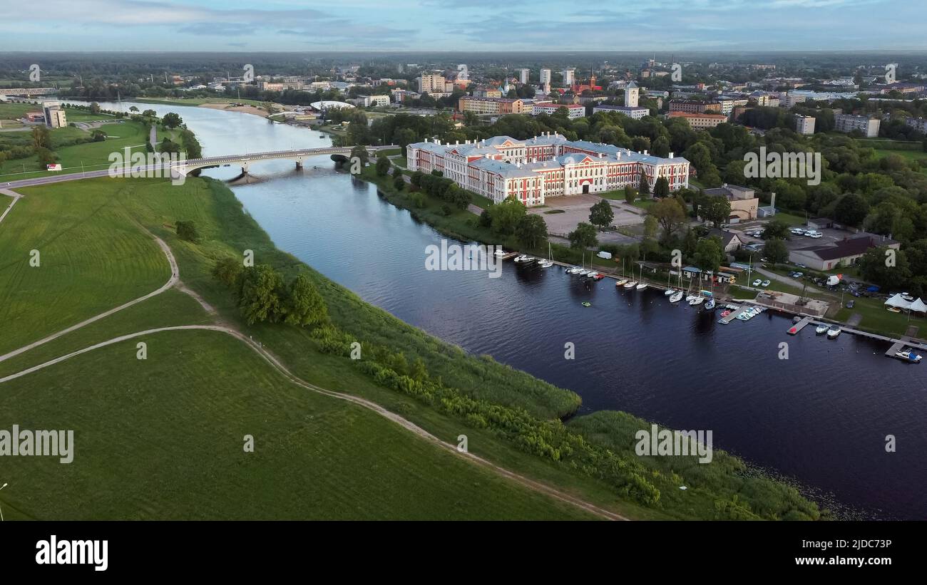 Luftaufnahme von Jelgava City Panorama LLU Palast in Lettland, Zemgale. Größtes Barockschloss im Baltikum am Ufer des Lielupe. Antenne Jelgava Stockfoto