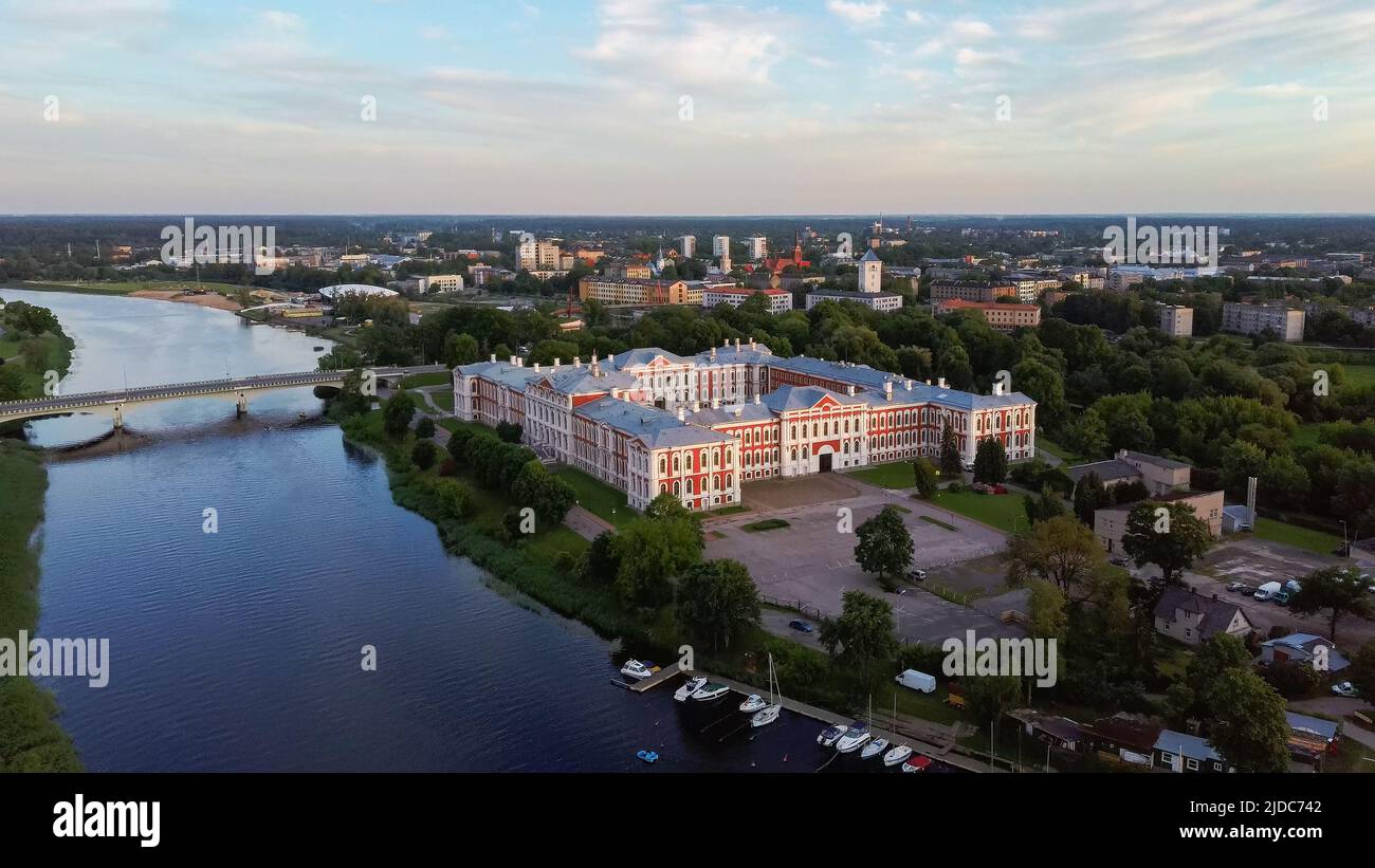 Luftaufnahme von Jelgava City Panorama LLU Palast in Lettland, Zemgale. Größtes Barockschloss im Baltikum am Ufer des Lielupe. Antenne Jelgava Stockfoto
