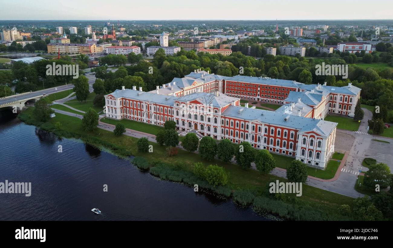 Luftaufnahme von Jelgava City Panorama LLU Palast in Lettland, Zemgale. Größtes Barockschloss im Baltikum am Ufer des Lielupe. Antenne Jelgava Stockfoto