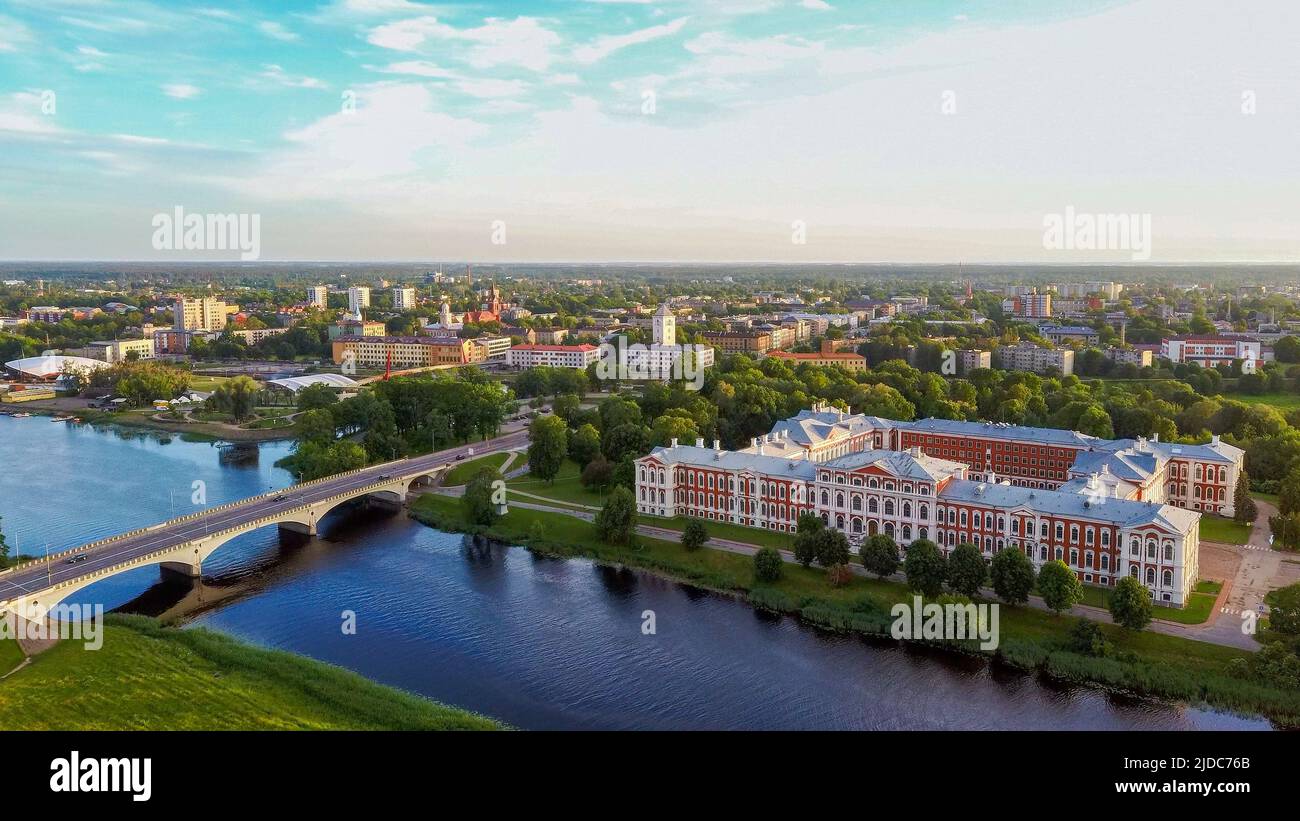 Luftaufnahme von Jelgava City Panorama LLU Palast in Lettland, Zemgale. Größtes Barockschloss im Baltikum am Ufer des Lielupe. Antenne Jelgava Stockfoto