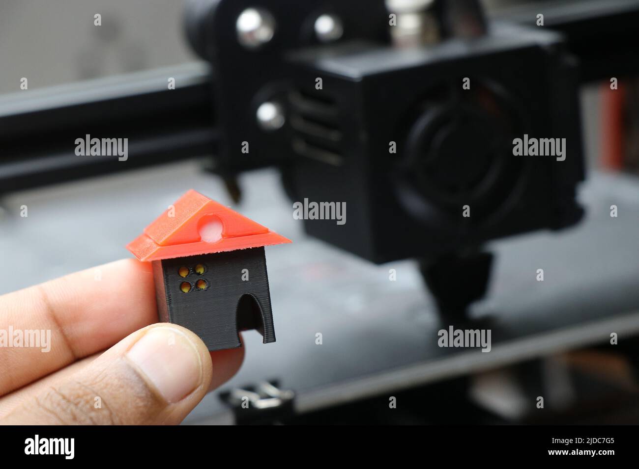 3D Druckerei hergestellt mit 3D Drucktechnologie in der Hand gehalten auf 3D Drucker Hintergrund Stockfoto