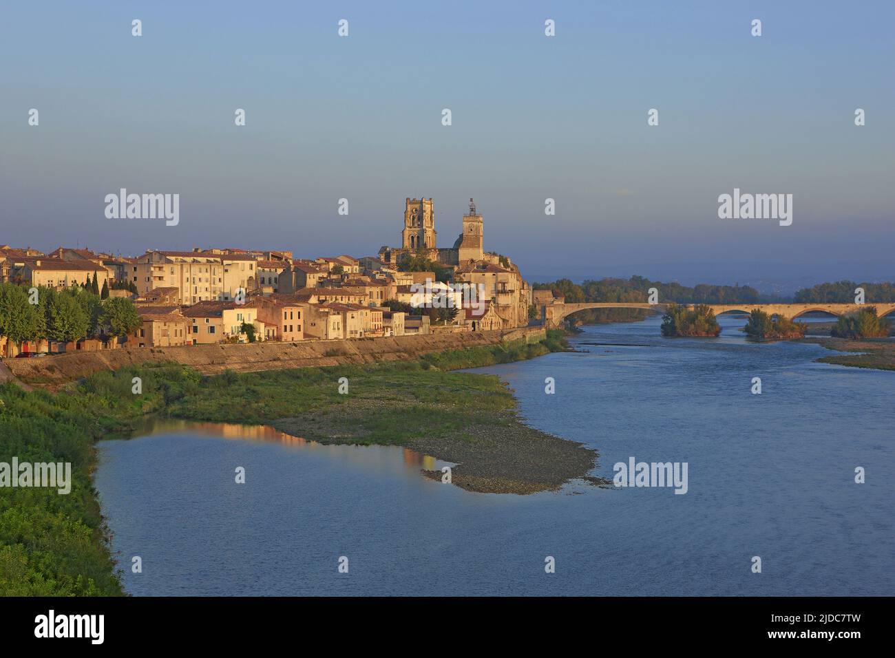 Frankreich, Gard Pont-Saint-Esprit die Altstadt am Ufer des Rhône Stockfoto