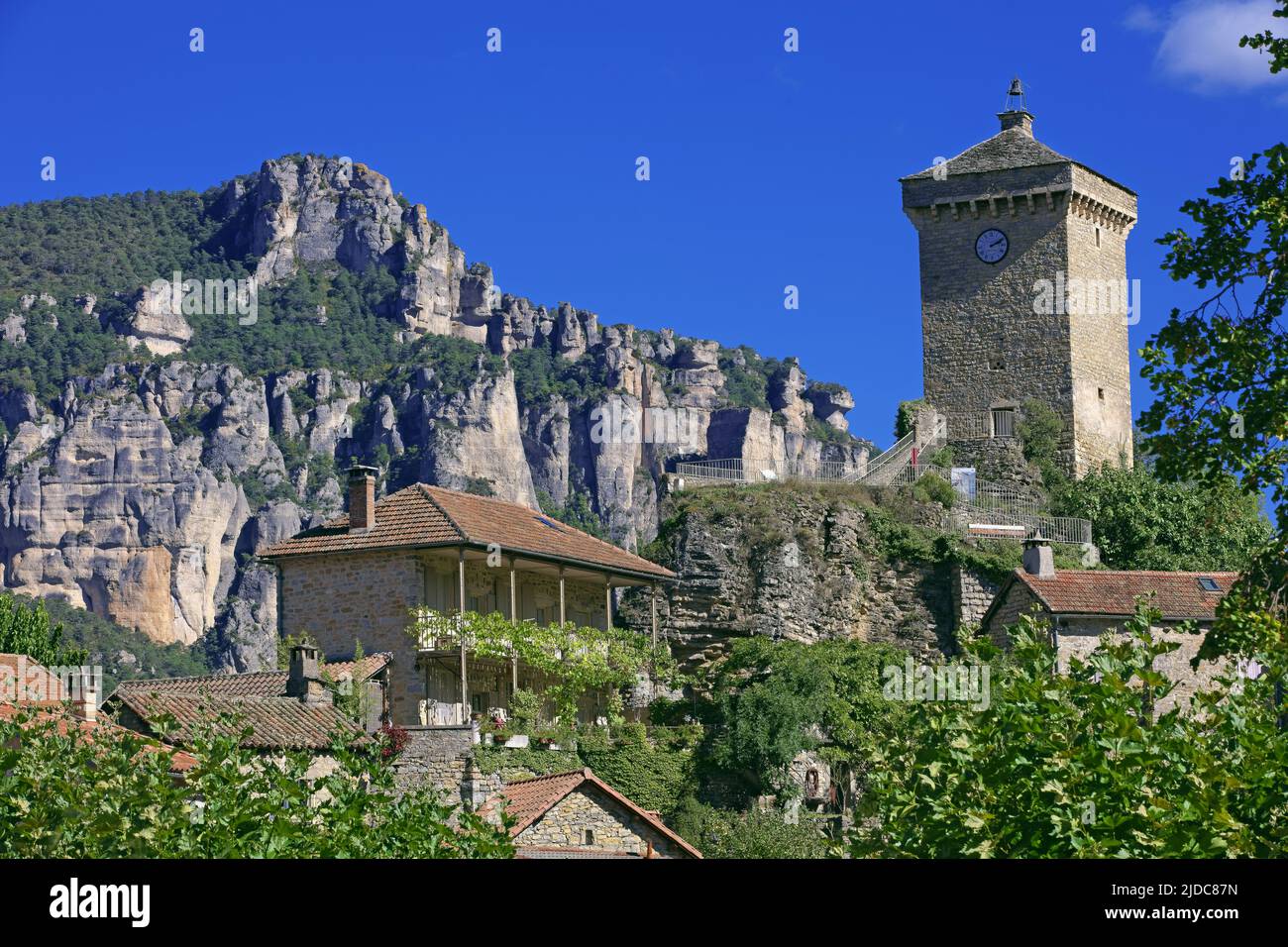 Frankreich, Aveyron Peyreleau, Dorf der Gorges du Tarn, lehnt sich an den schwarzen causse, den Glockenturm, die Tour Carrée Stockfoto