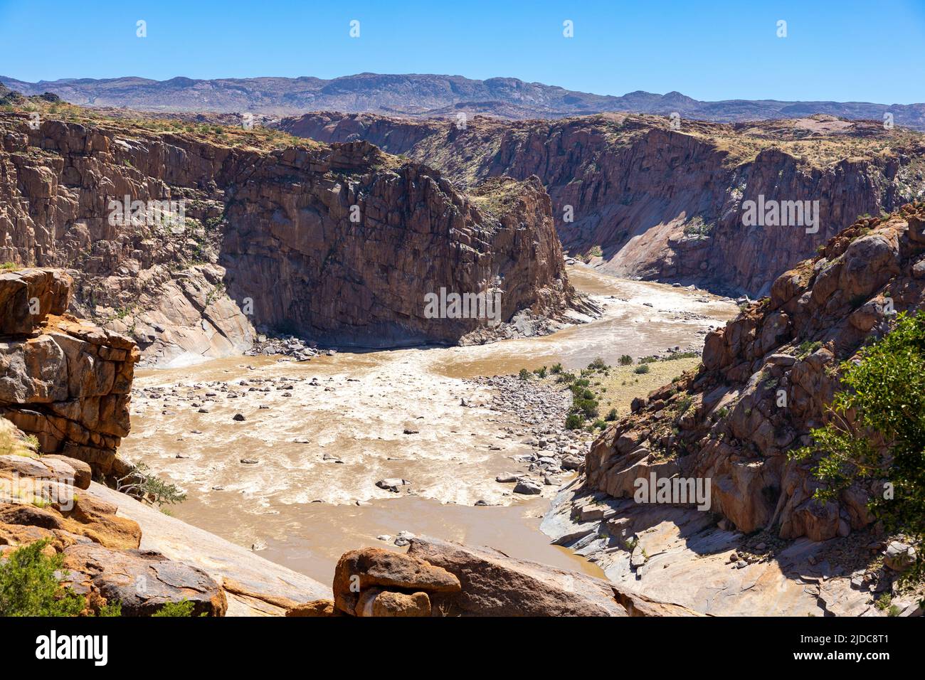 Der Orange River, der in der Orange River Schlucht im Augrabies National Park in der Provinz Nordkap in Südafrika fließt. Stockfoto