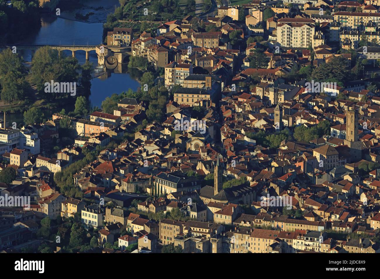 Frankreich, Aveyron Millau, Stadt im Tarntal, die Altstadt, die alte Brücke, Luftaufnahme Stockfoto