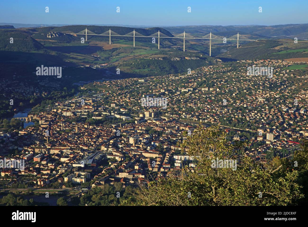 Frankreich, Aveyron Millau, Stadt im Tarntal, berühmt für das Viadukt von Millau Stockfoto