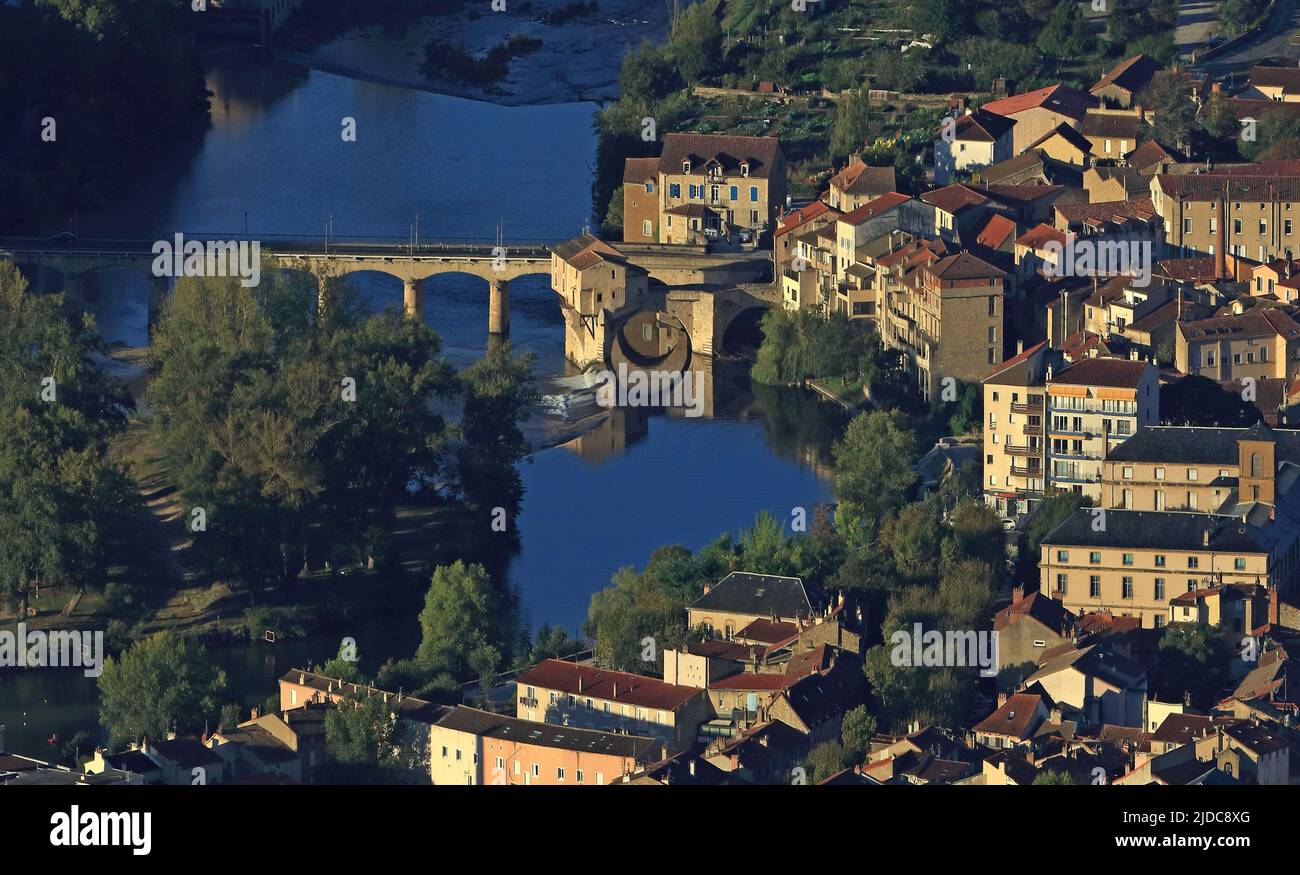 Frankreich, Aveyron Millau, Stadt im Tarntal, die Altstadt, die alte Brücke, Luftaufnahme Stockfoto