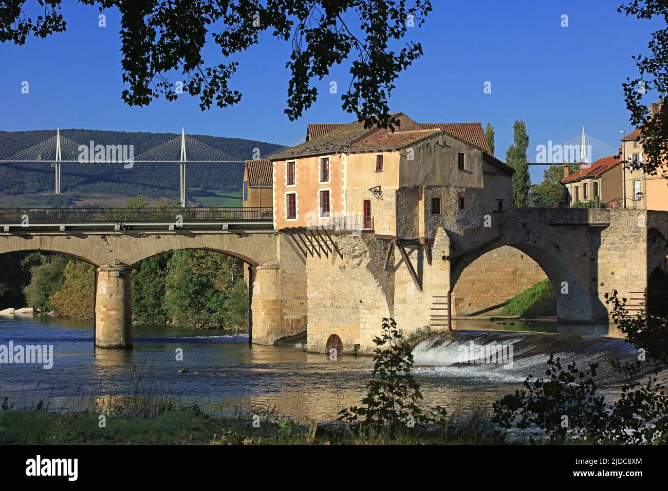 Frankreich, Aveyron Millau, Stadt des Tarntals, die Altstadt, die alte Brücke und das Viadukt Stockfoto