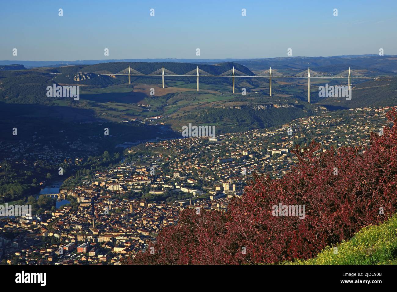 Frankreich, Aveyron Millau, Stadt im Tarntal, berühmt für das Viadukt von Millau Stockfoto