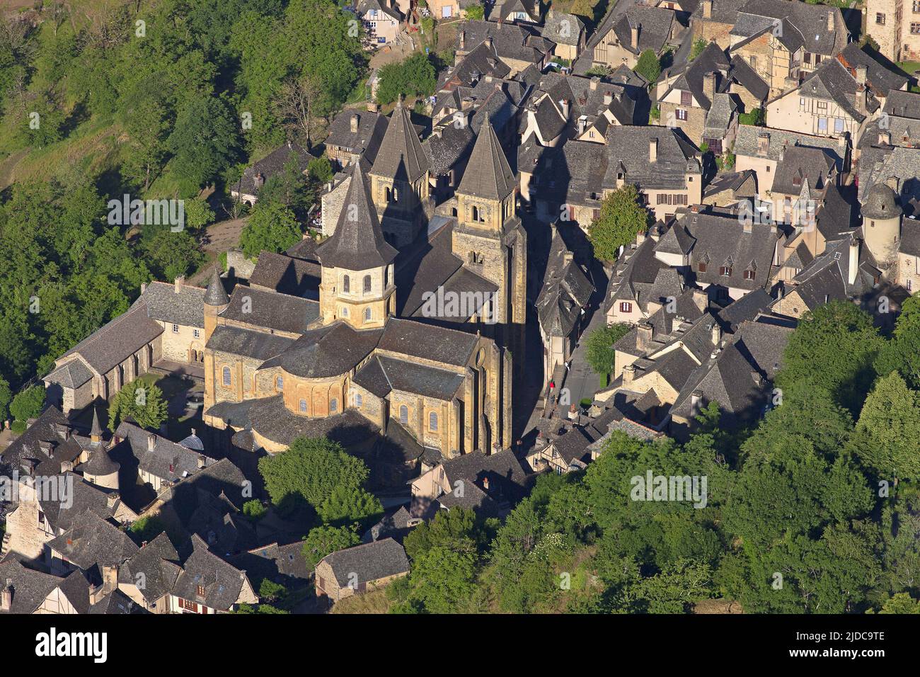 Frankreich, Aveyron Conques das Dorf und die Abtei Sainte Foy (Luftaufnahme) Stockfoto