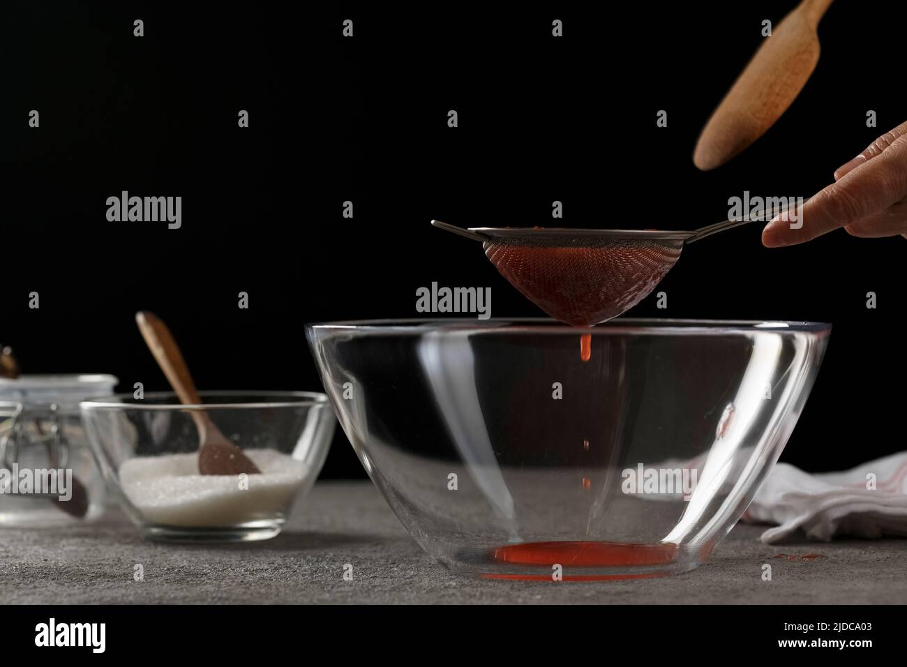 Prozess der Herstellung von Erdbeermarmelade. Hausmannskost, Studiofoto Stockfoto