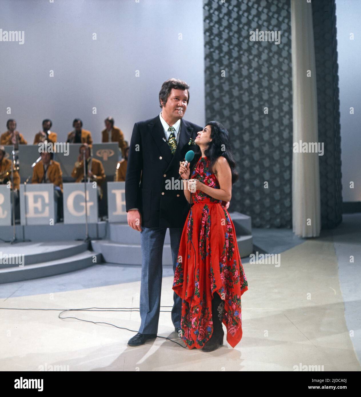 Drei mal neun, ZDF Quizshow, Deutschland, 1971, im Bild: Showmaster Wim Thoelke mit Sängerin Hanna Aroni. Drei mal neun, TV-Quizshow, Deutschland, 1971, auf dem Foto: Moderatorin Wim Thoelke mit Sängerin Hanna Aroni aus Israel. Stockfoto