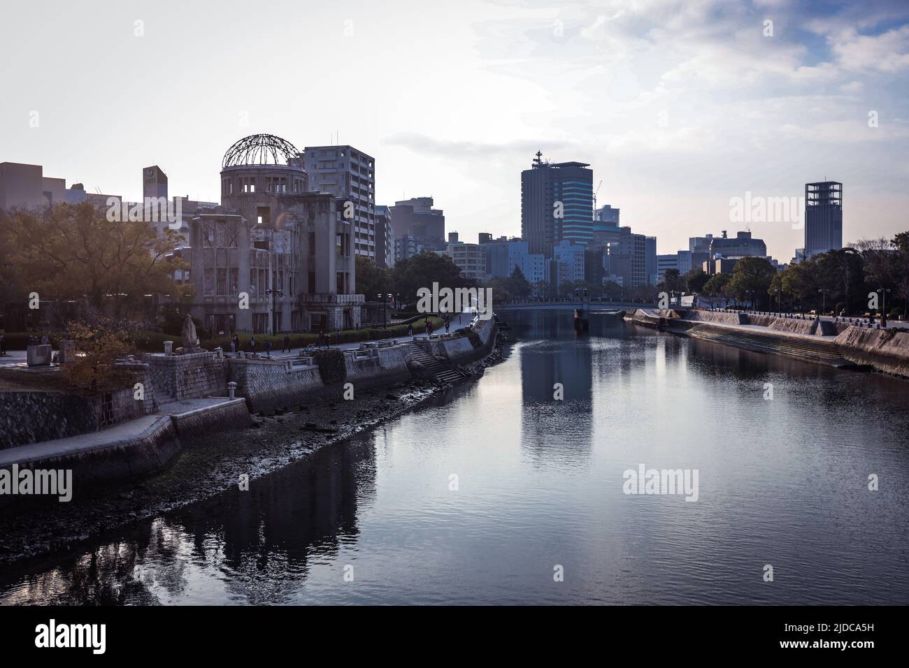 Hiroshima, Japan - 09. Januar 2020: Panoramablick auf die Stadt Hiroshima am Abend Stockfoto