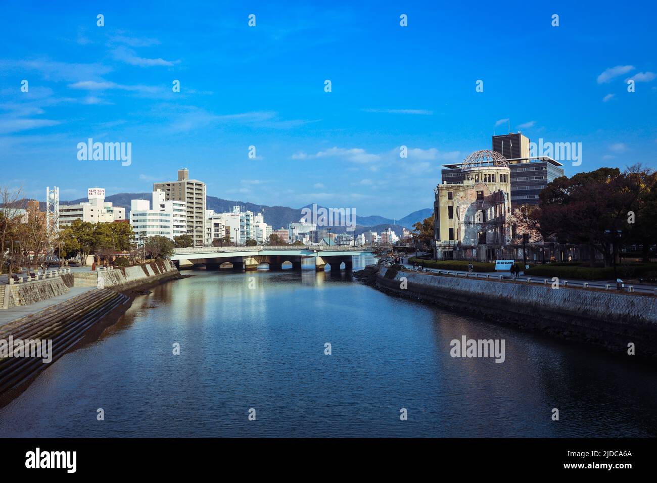 Hiroshima, Japan - 09. Januar 2020: Panoramablick auf die Stadt Hiroshima am Abend Stockfoto