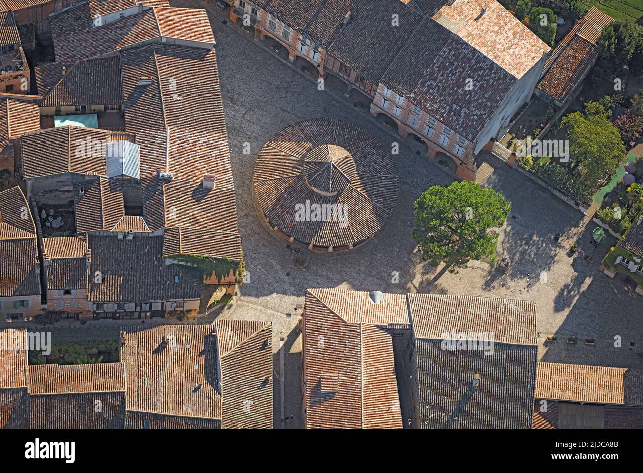 Frankreich, Tarn-et-Garonne, Dorf Auvillar, die kreisförmige Halle (Luftaufnahme) Stockfoto