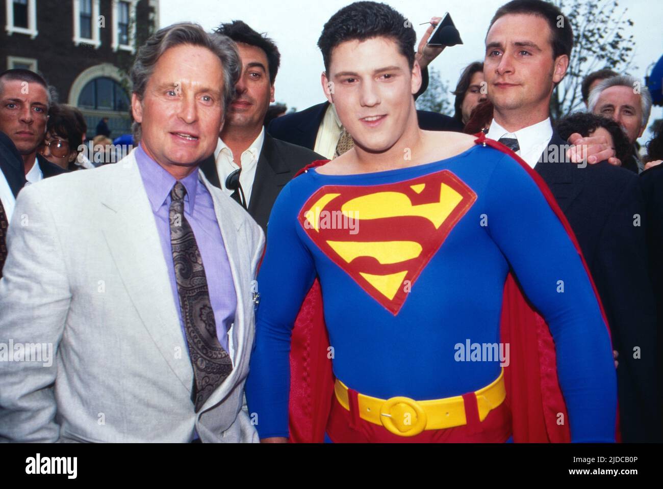 Michael Douglas, amerikanischer Schauspieler, mit Superman Double bei der Eröffnung des Freizeitparks 'Movie Park Germany' in Bottrop Kirchhellen, Deutschland 1996. Stockfoto