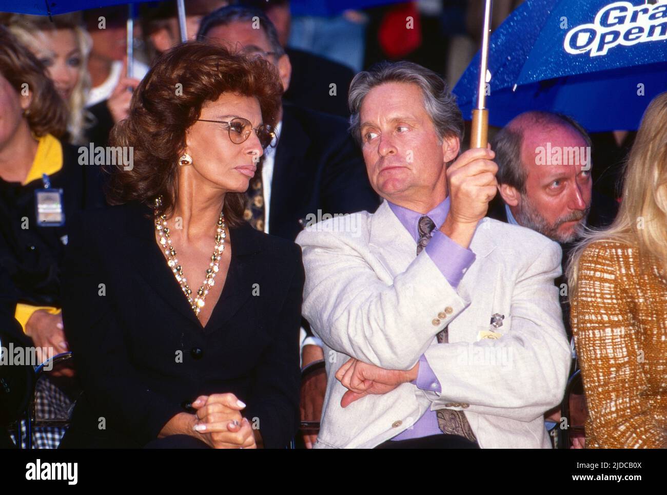 Michael Douglas, amerikanischer Schauspieler, neben Kollegin Sophia Loren bei der Eröffnung des Freizeitparks 'Movie Park Germany' in Bottrop Kirchhellen, Deutschland 1996. Stockfoto