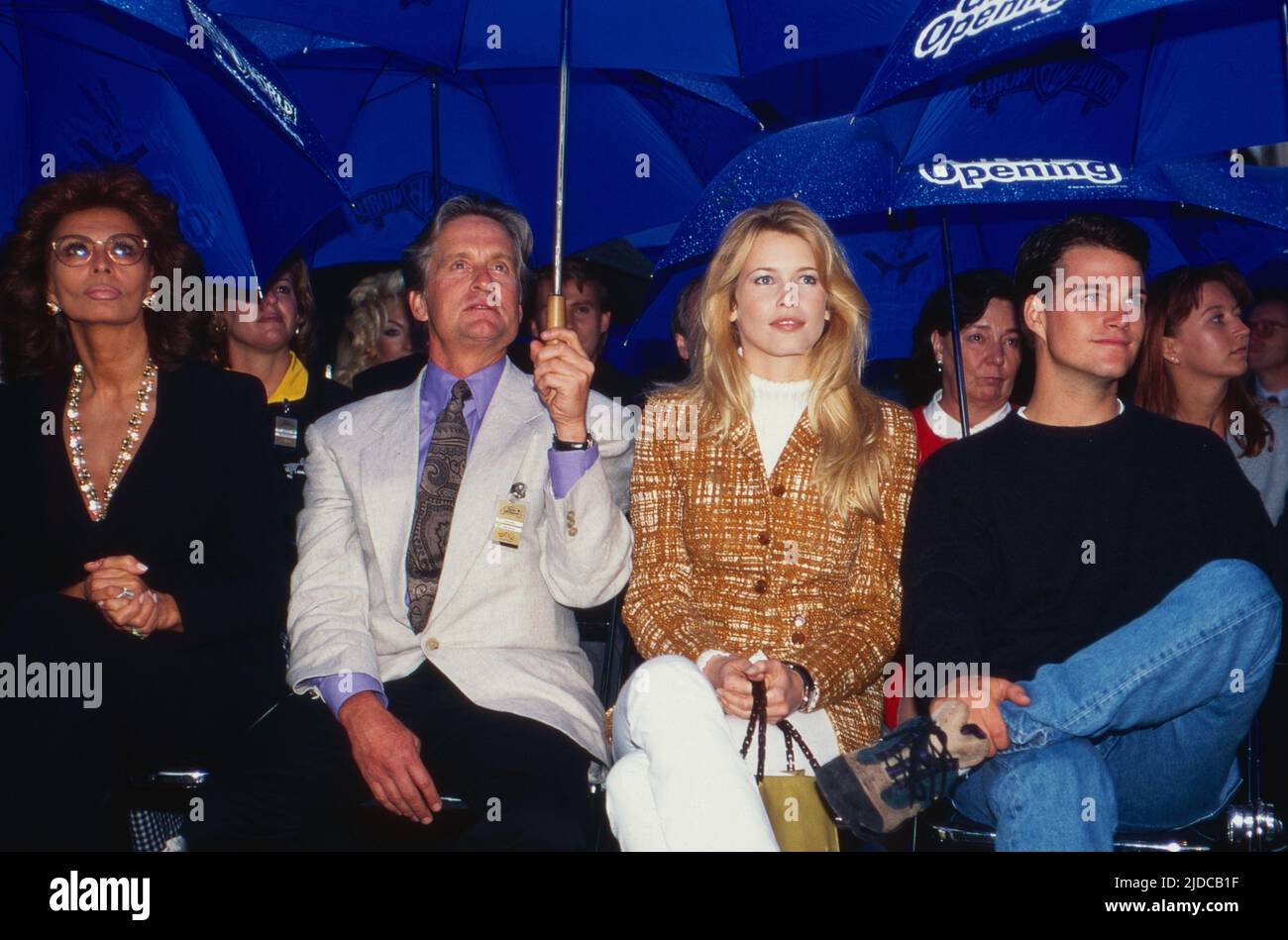 Sophia Loren, italienische Schauspielerin, Michael Douglas, amerikanischer Schauspieler, Model Claudia Schiffer und Schauspieler Chris O'Donnell bei der Eröffnung des Freizeitparks 'Movie Park Germany' in Bottrop Kirchhellen, Deutschland 1996. Stockfoto