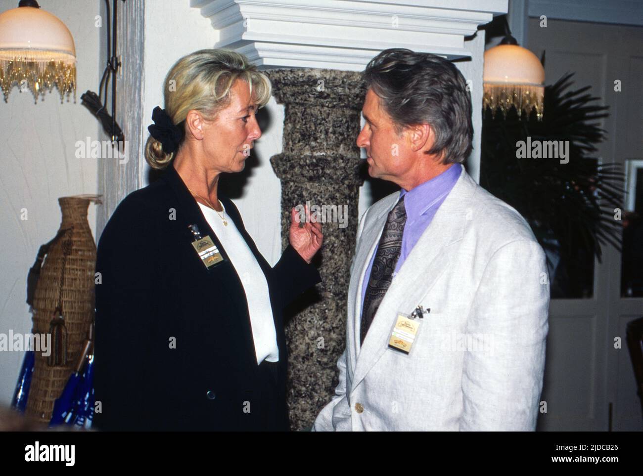 Michael Douglas, amerikanischer Schauspieler, im Gespräch bei der Eröffnung des Freizeitparks 'Movie Park Germany' in Bottrop Kirchhellen, Deutschland 1996. Stockfoto