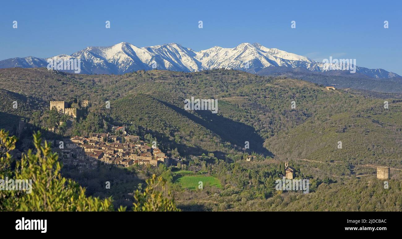 Frankreich, Pyrénées-Orientales Castelnou, klassifiziertes Dorf, Canigou-Massiv Stockfoto