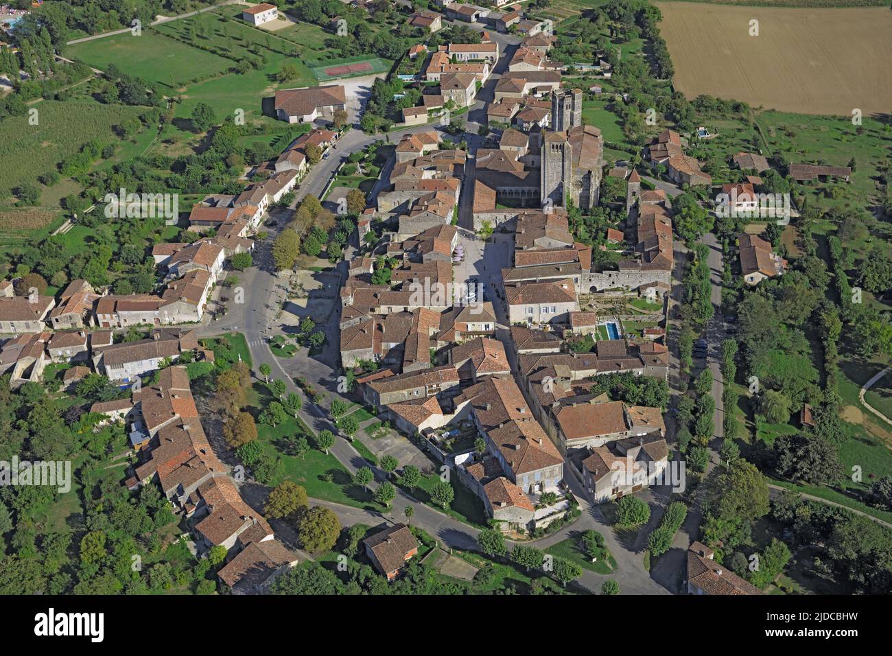 Frankreich, Gers, La Romieu, mittelalterliches Dorf und Stiftskirche (Luftaufnahme) Stockfoto