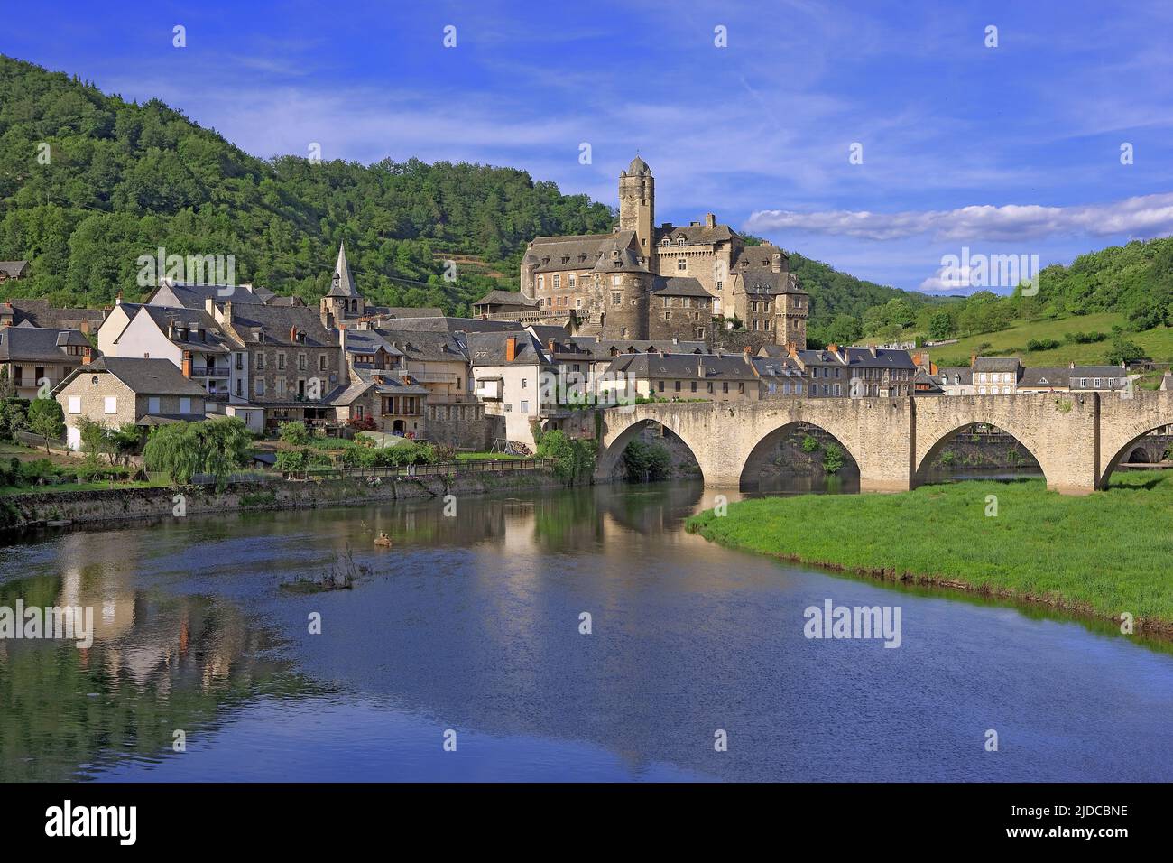 Frankreich, Aveyron Estaing, das labellisierte Dorf, das von einer mittelalterlichen Burg überragt wird, im Lot-Tal Stockfoto