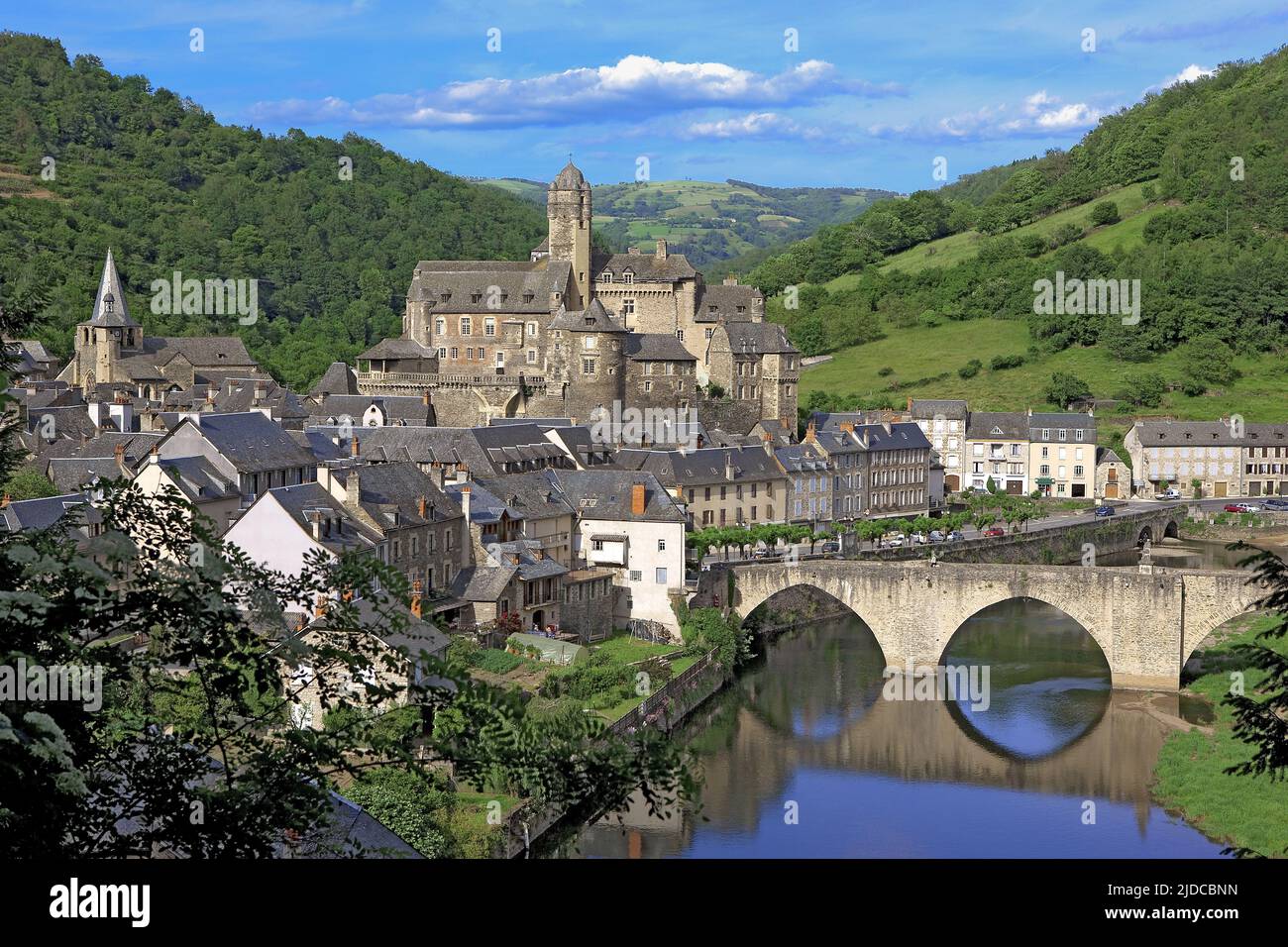 Frankreich, Aveyron Estaing, das labellisierte Dorf, das von einer mittelalterlichen Burg überragt wird, im Lot-Tal Stockfoto