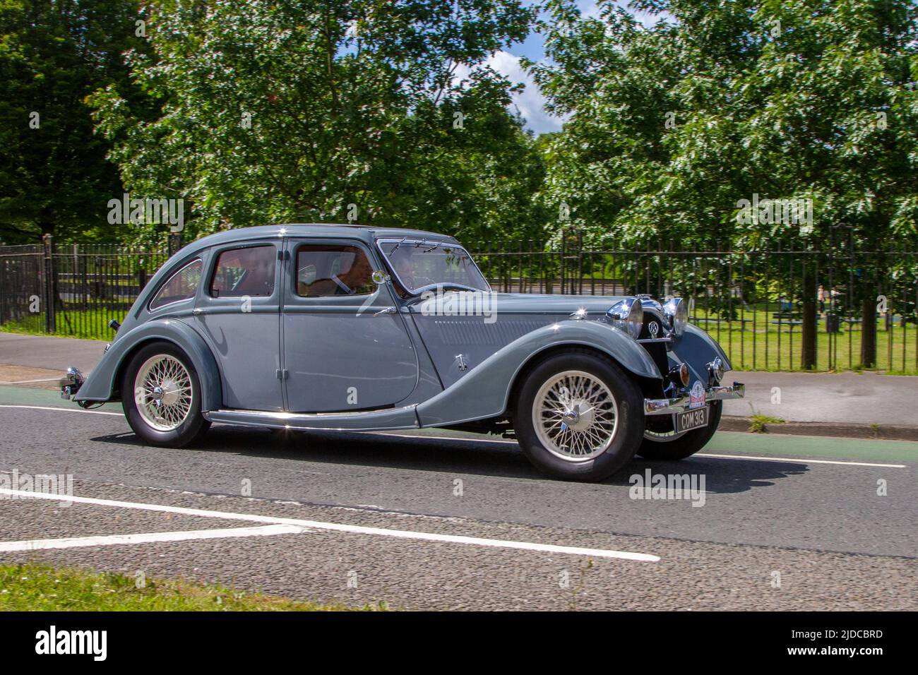 1936 30s graue Riley Kestrel Sprite 1496cc Benzinlimousine aus den 30er Jahren; Automobile, die während des Jahres 58. der Manchester to Blackpool Touring Assembly für Veteran, Vintage, Classic und geschätzte Fahrzeuge vorgestellt wurden. Stockfoto