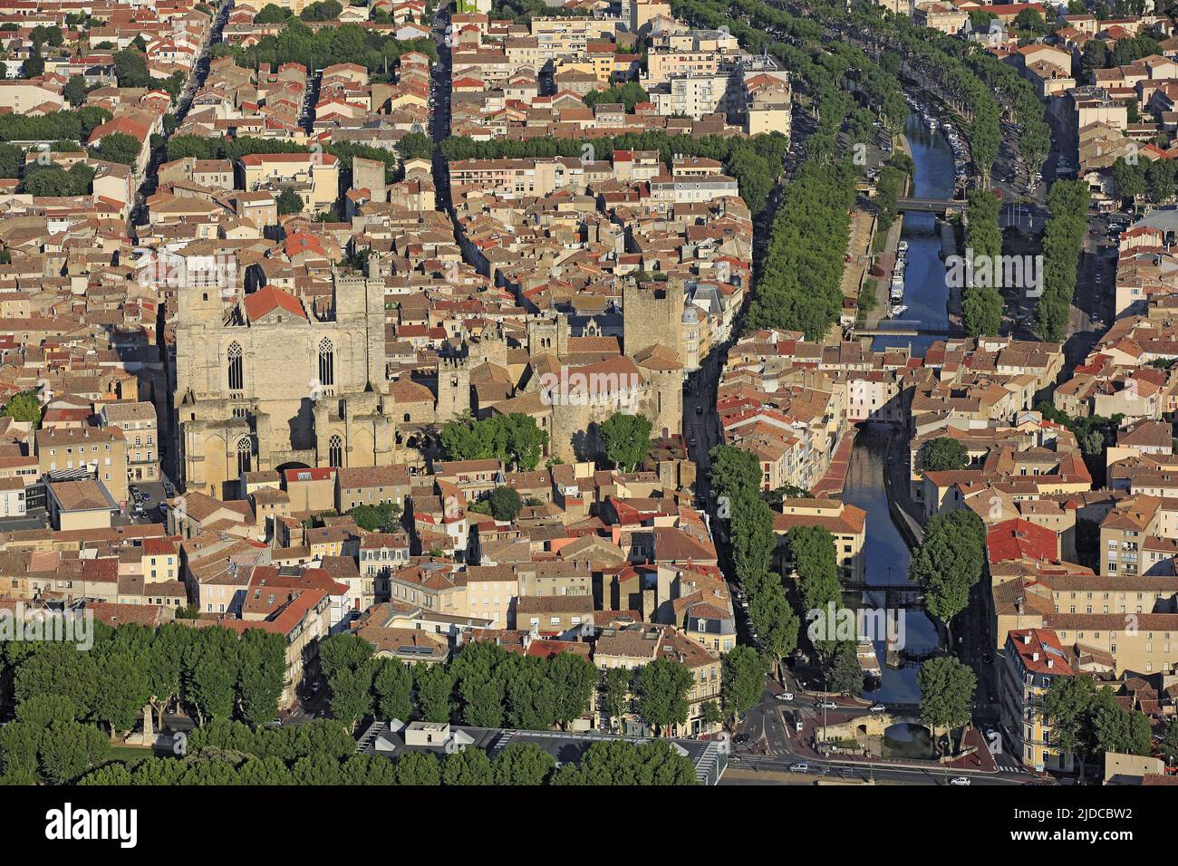 Frankreich, Aude, Narbonne, eine geschichtsträchtige Stadt, wird vom Canal de la Robine, dem Weltkulturerbe der UNESCO, durchquert (Luftbild), Stockfoto