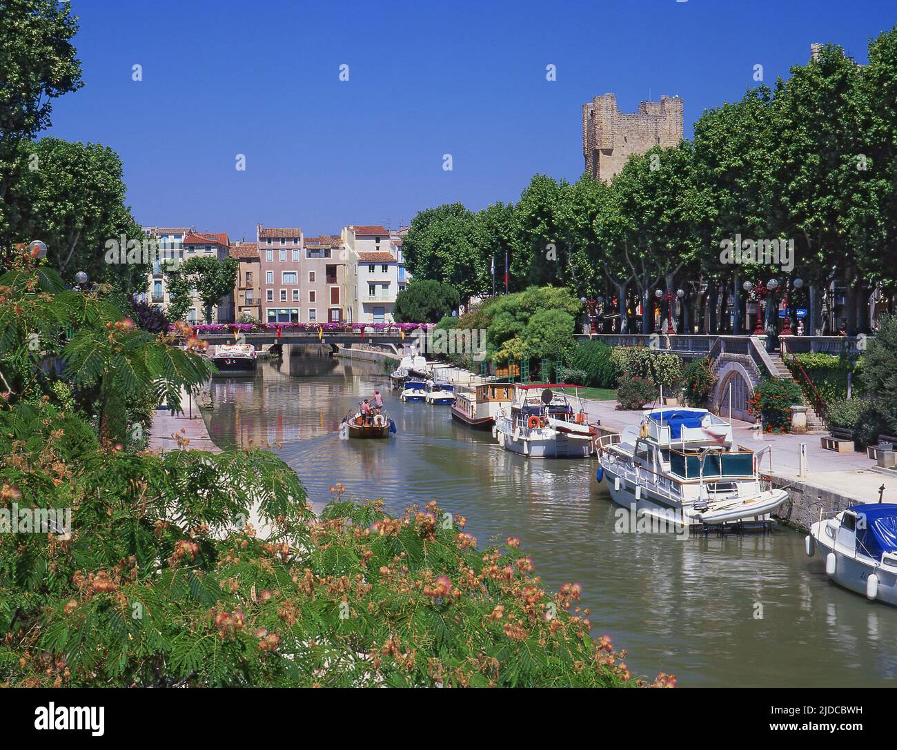 Frankreich, Aude, Narbonne, eine geschichtsträchtige Stadt, wird vom Canal de la Robine, dem Weltkulturerbe der UNESCO, durchquert (Luftbild), Stockfoto