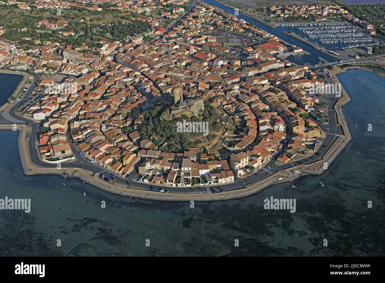 Frankreich, Aude, Gruissan ist ein Badeort und eine Stadt im Golf von Löwen, die Altstadt wird von den Ruinen einer alten Burg dominiert, der Turm Barbarossa (Luftbild), Stockfoto
