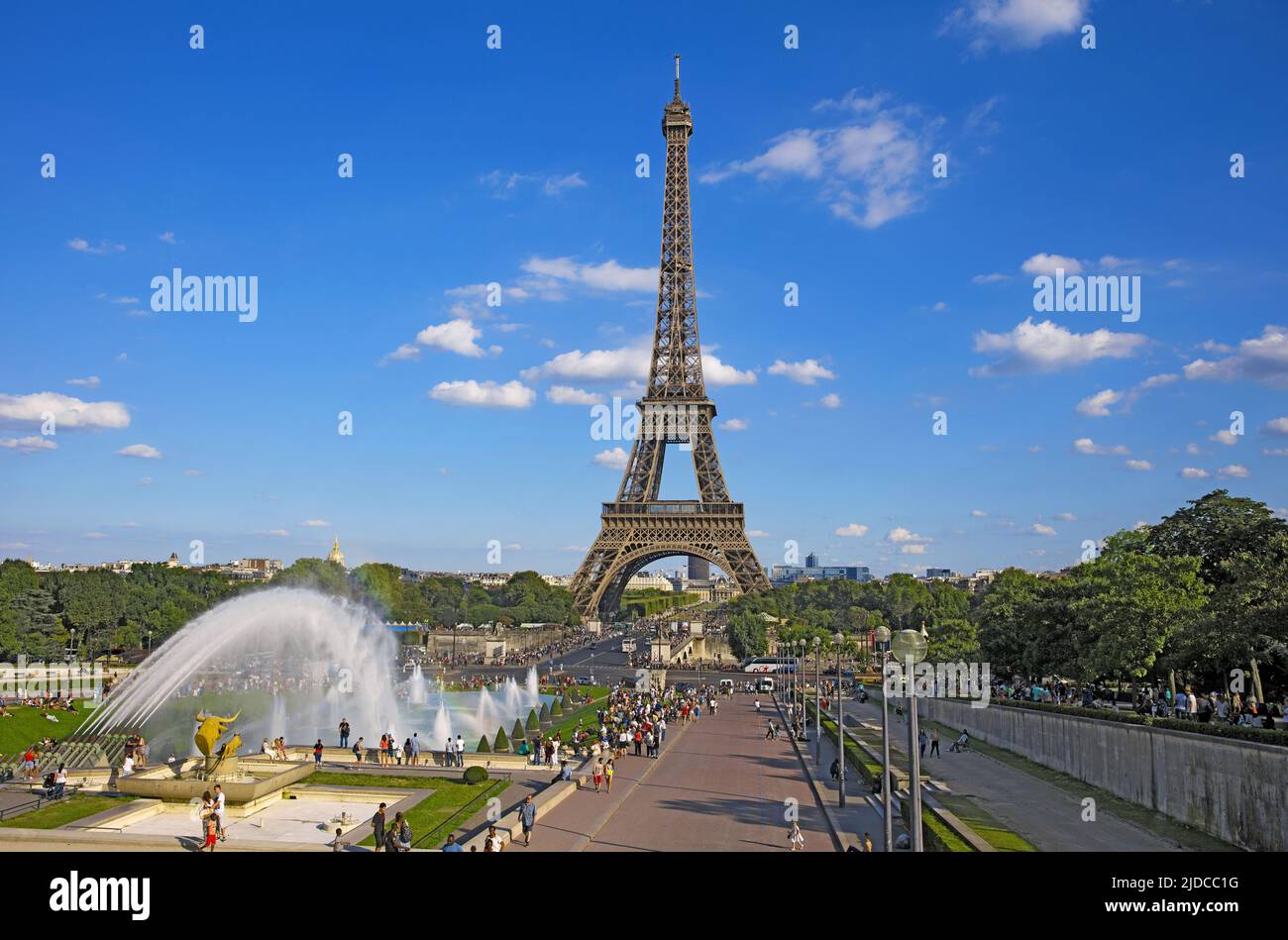 Frankreich, Paris, Eiffelturm im Sommer, Wasserstrahl Trocadero . Stockfoto
