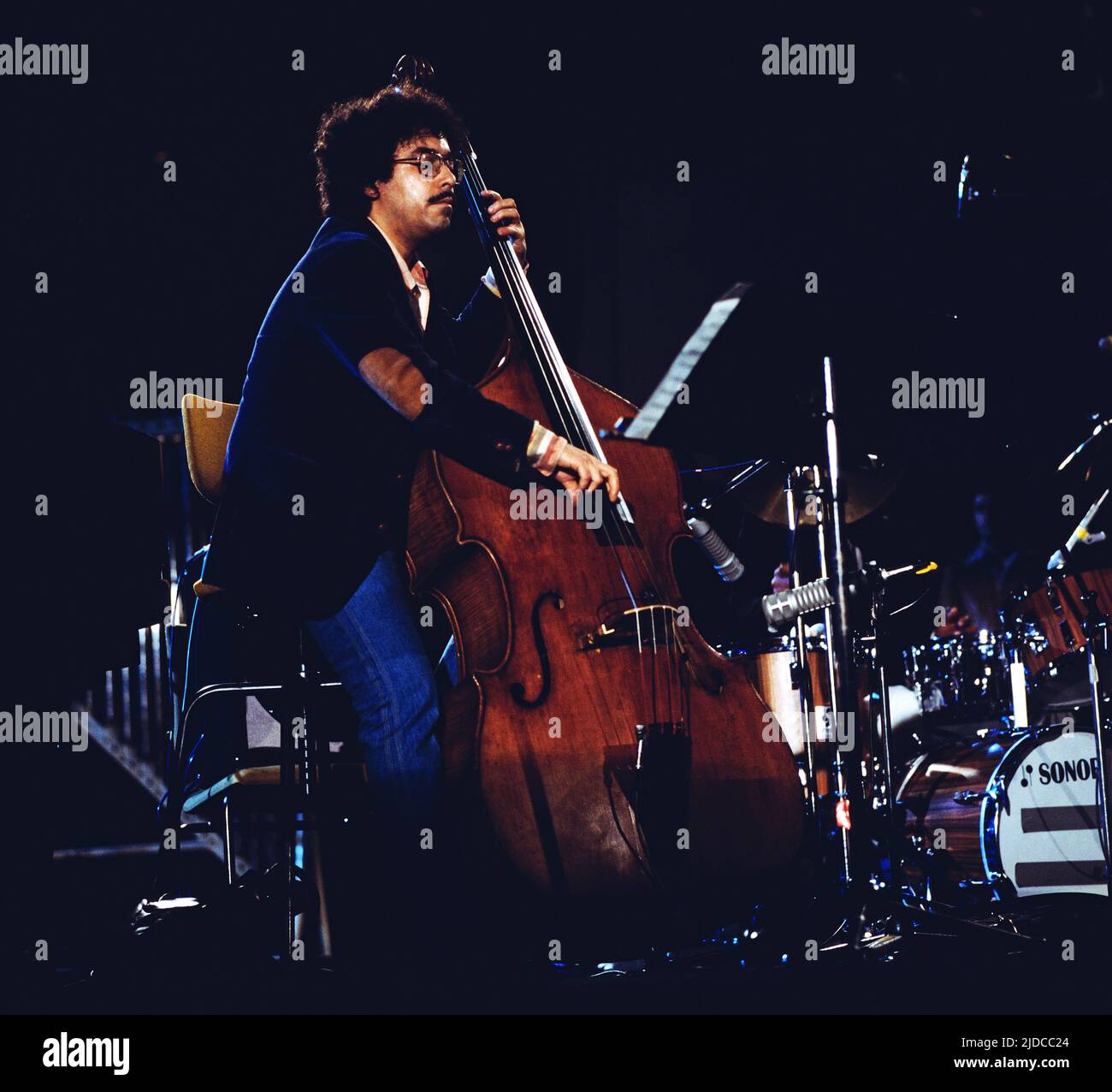 Jazz Fest Berlin, Philharmonie, Deutschland, 1979, Eddie Gomez, Amerikanischer Jazzbassist, The Original Charles Mingus Workshop Ensemble feat. Eddie Gomez. Jazz Fest Berlin, Philharmonie, Deutschland, 1979, Eddie Gomez, Amerikanischer Jazz-Kontrabasser, das Original Charles Mingus Workshop Ensemble feat. Eddie Gomez. Stockfoto