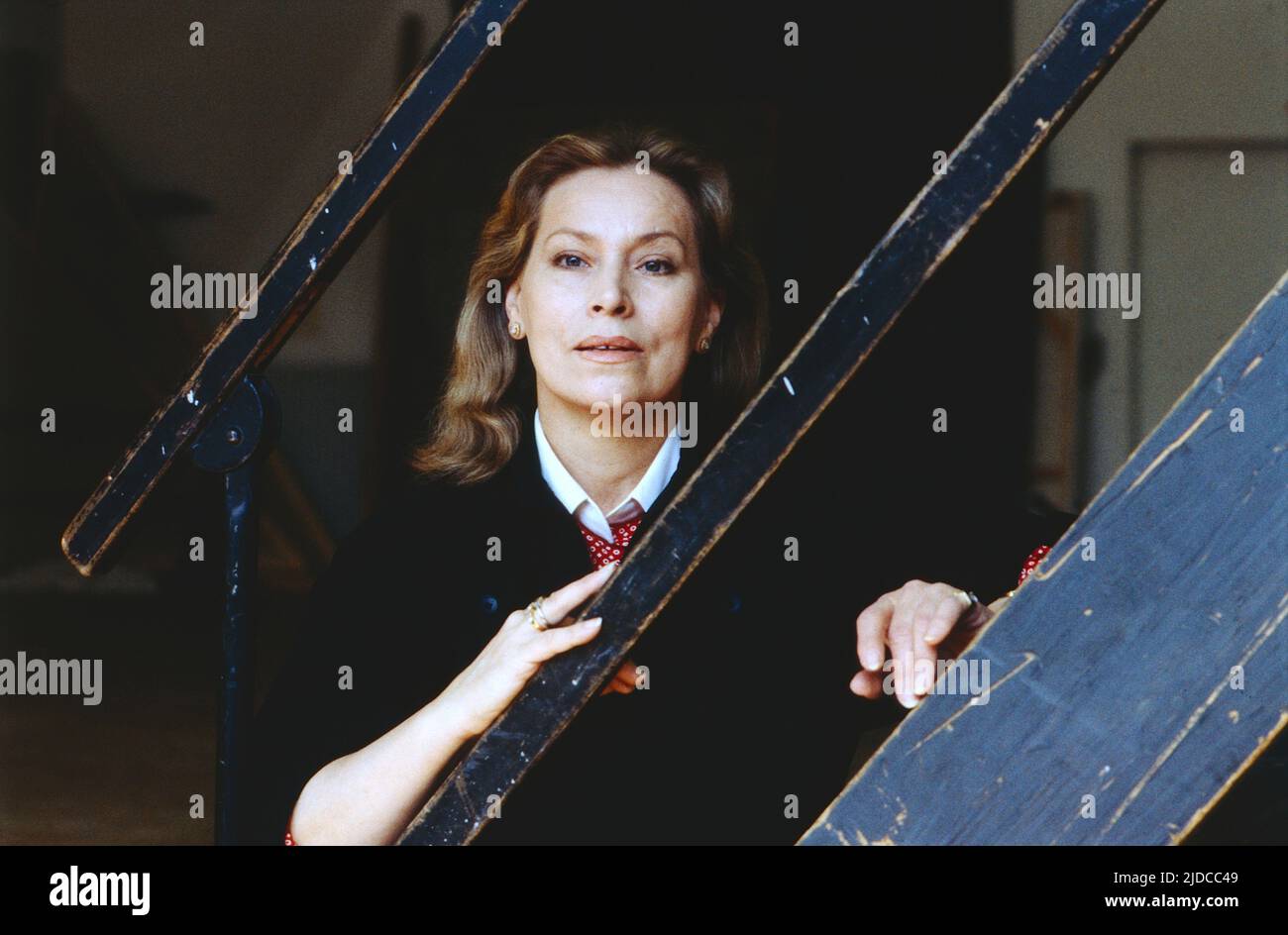 Julia Varady, ungarisch-deutsche Opernsängerin, Konzertsängerin, Sopranistin, sie hat den Titel Bayerische Kammersängerin seit 1988, hier eine Porträtaufnahme hinter der Bühne der Münchner Oper. Julia Varady, ungarisch-deutsche Opernsängerin, Konzertsängerin, Sopran, seit 1988 hat sie den Titel Bayerische Kammersängerin, hier ein Porträt, Backstage, Münchner Oper, Deutschland, 1991. Stockfoto
