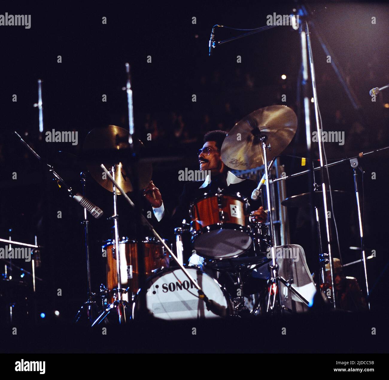 Jazz Fest Berlin, Philharmonie, Deutschland, 1979, Dannie Richmond, Amerikanischer Jazzschlagzeuge, Auftritt mit dem Original Charles Mingus Workshop Ensemble. Jazz Fest Berlin, Philharmonie, Deutschland, 1979, Dannie Richmond, Amerikanischer Jazz-Schlagzeuger, der mit dem Original Charles Mingus Workshop Ensemble auftrat. Stockfoto