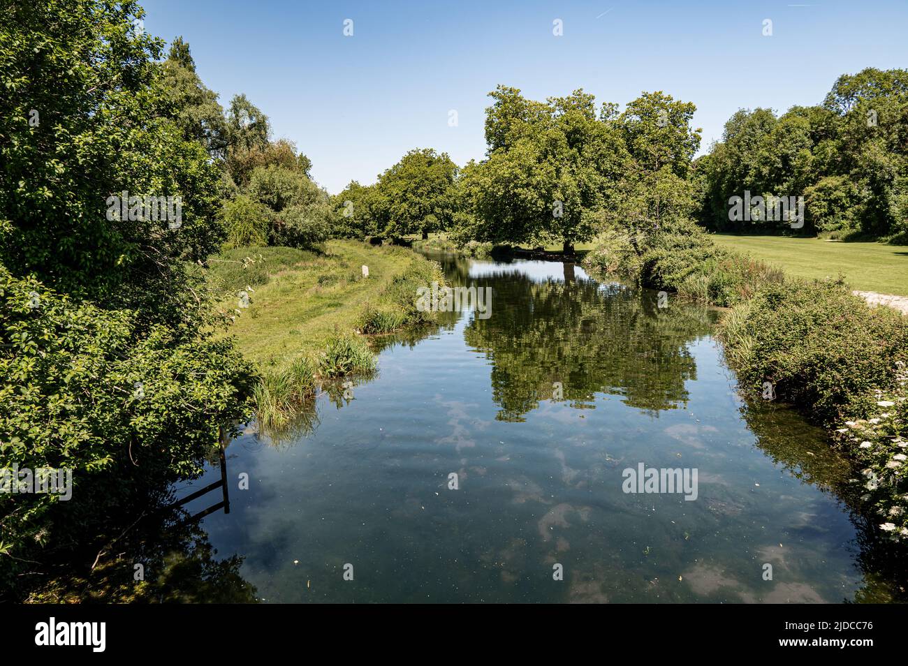 Blick auf den Fluss Itchen in Ovington, Hampshire, Großbritannien an einem sonnigen Tag. Stockfoto