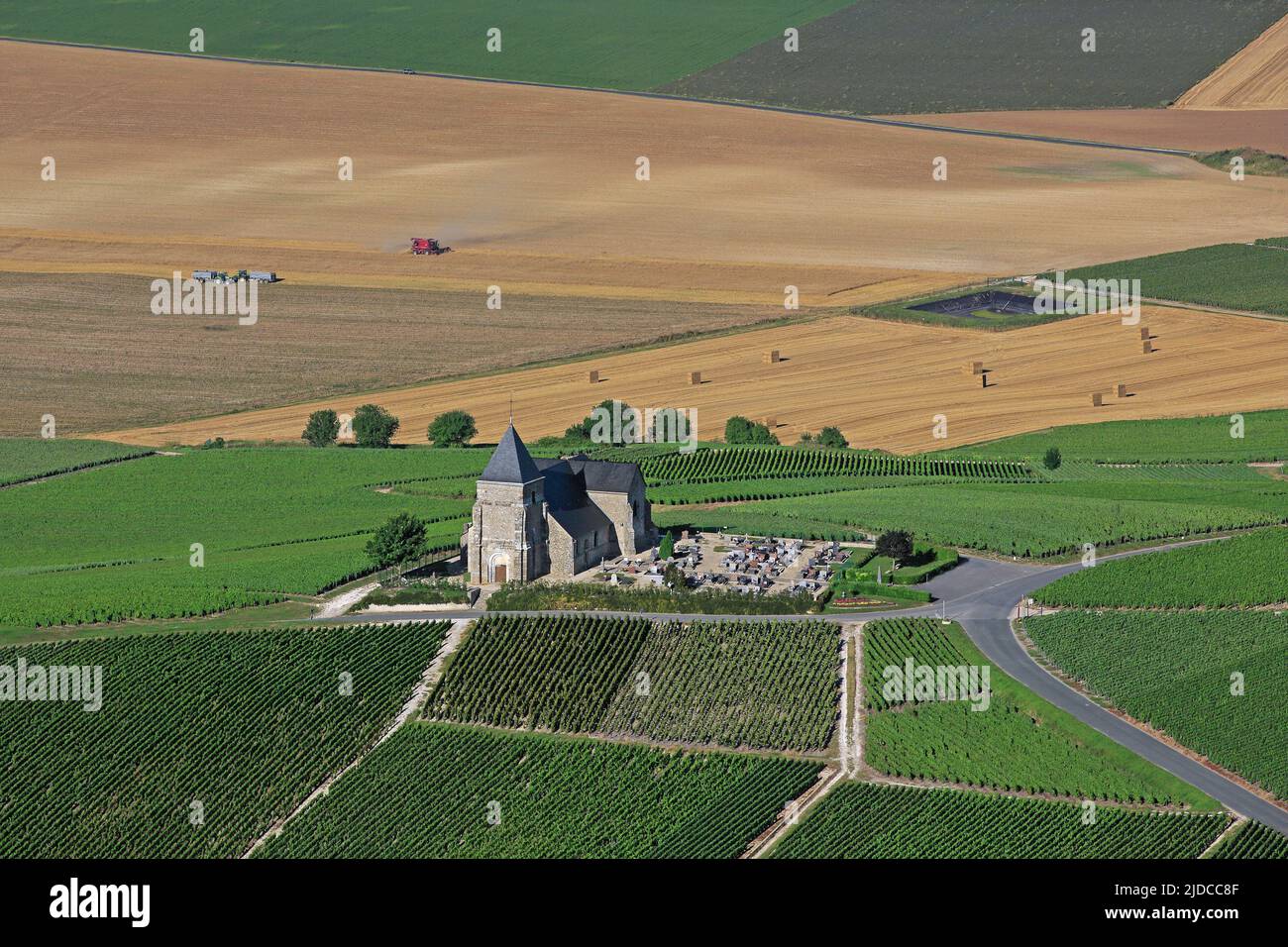 Frankreich, Marne, Chavot-Courcourt, die Kirche Saint Martin Chavot, allein in der Mitte der Weinberge der Champagne, Tourist (Luftaufnahme) Stockfoto