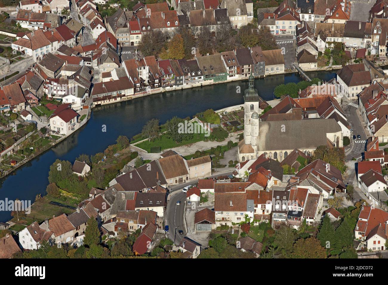Frankreich, Doubs Ornans, Dorf im Loue-Tal, (Luftaufnahme) Stockfoto