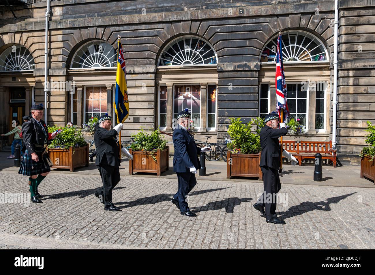 City Chambers, Edinburgh, Schottland, Großbritannien, 20. Juni 2022. Zeremonie zur Flaggenanhebung der Streitkräfte: Eine Prozession mit der Flagge der Streitkräfte in City Chambers mit einem Parade-Marshall, Standardträgern und Eddie Maley mit der Flagge sowie Gästen LT CDR will McLeman (Royal Navy) Garnison Commander LT Col Lorne Campbell (British Army) und Squadron Leader Derek Read (Royal Air Force). Die Zeremonie zur Flaggenanhebung ist eine nationale Veranstaltung zur Ehre des Personals der Streitkräfte Stockfoto