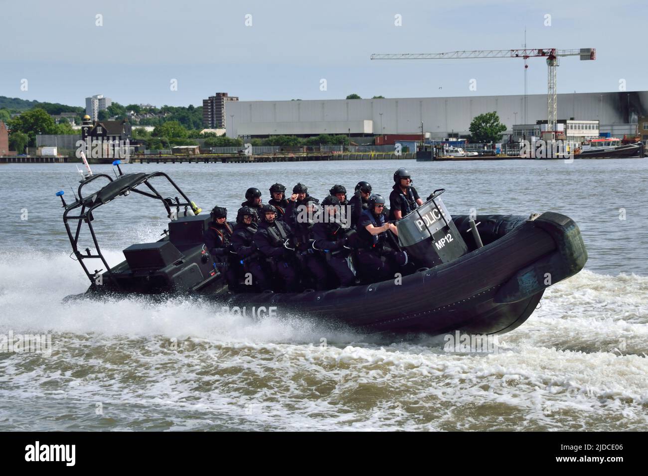 Metropolitan Police Marine Unit und Schusswaffenoffiziere trainieren auf der Themse in London Stockfoto