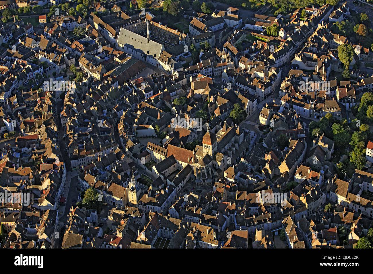 Frankreich, Côte-d'Or, Beaune, eine Stadt mit einem reichen historischen und architektonischen Erbe, gilt als die Weinhauptstadt von Burgund, der Altstadt (Luftaufnahme) Stockfoto