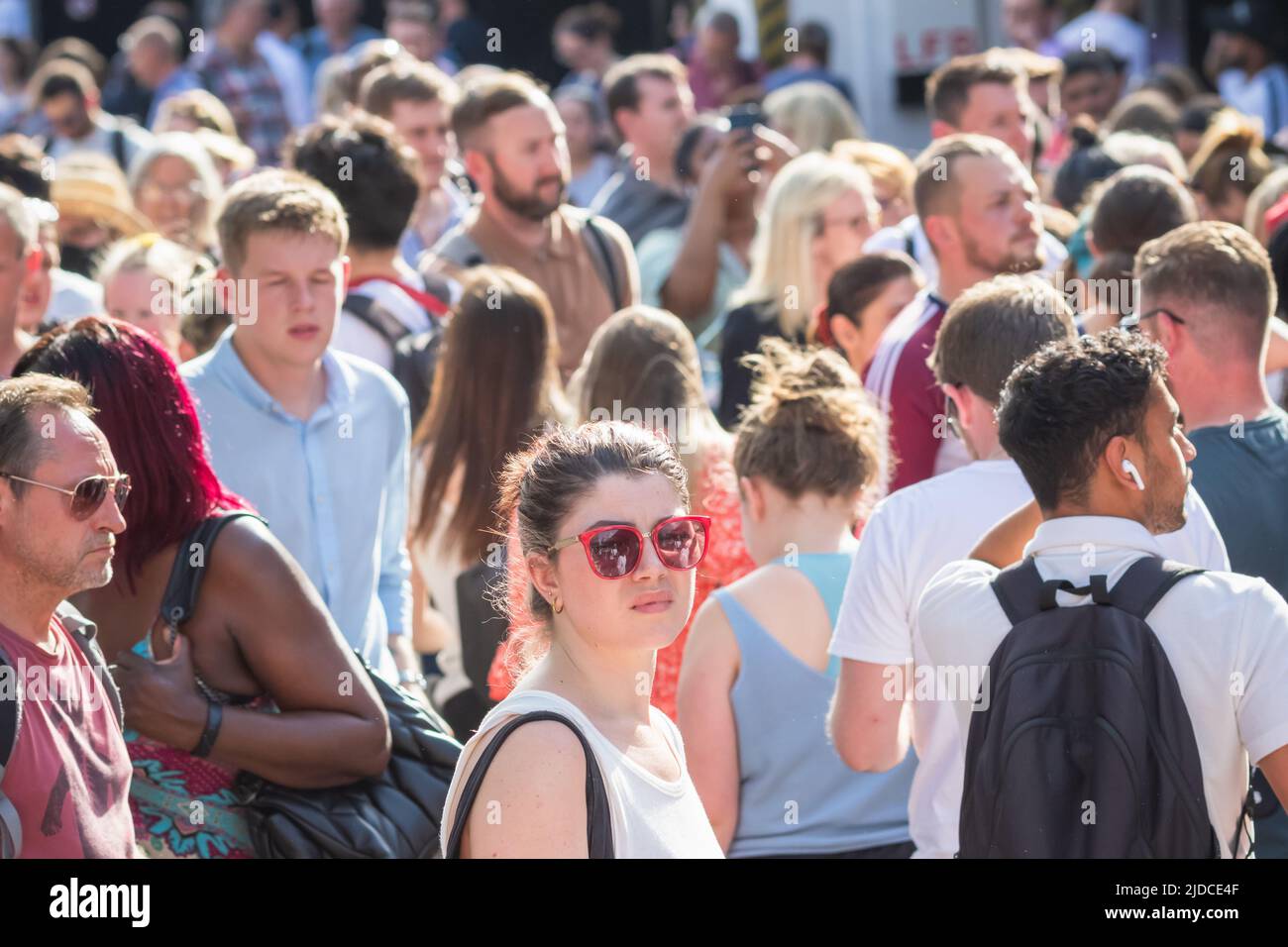 London, Großbritannien - 17. Juni 2022 - viele Zugpassagiere warten frustrierend vor der Euston Station aufgrund der vorübergehenden Schließung eines der Stockfoto