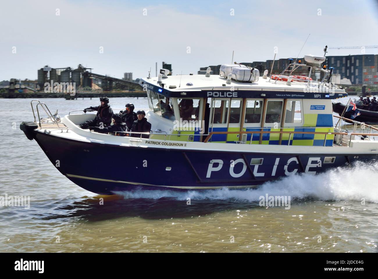 Metropolitan Police Marine Unit und Schusswaffenoffiziere trainieren auf der Themse in London Stockfoto