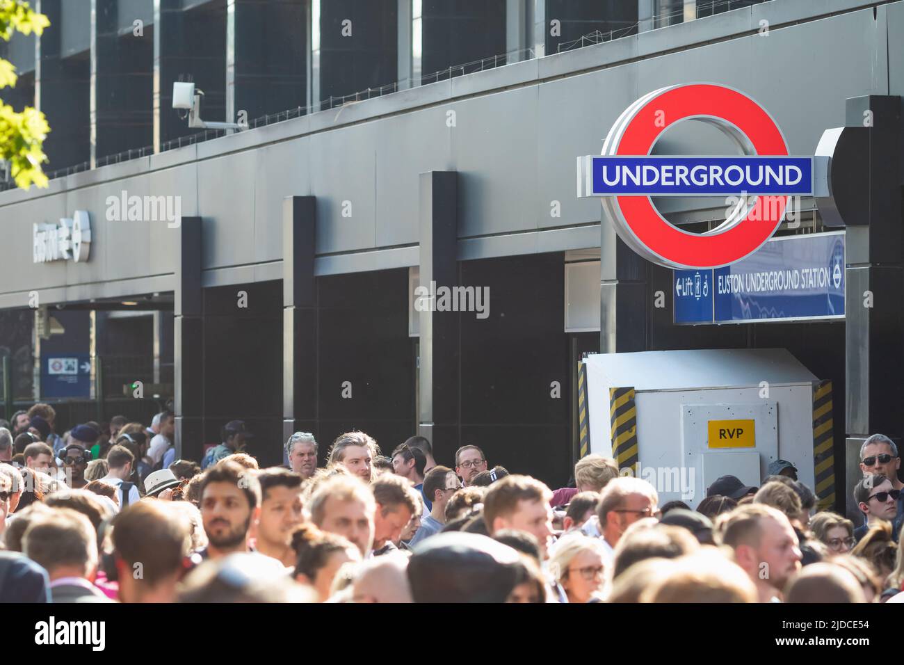 London, Großbritannien - 17. Juni 2022 - eine Menge Zugpassagiere mussten wegen vorübergehender Betriebsschließungen vor dem Bahnhof Euston warten Stockfoto