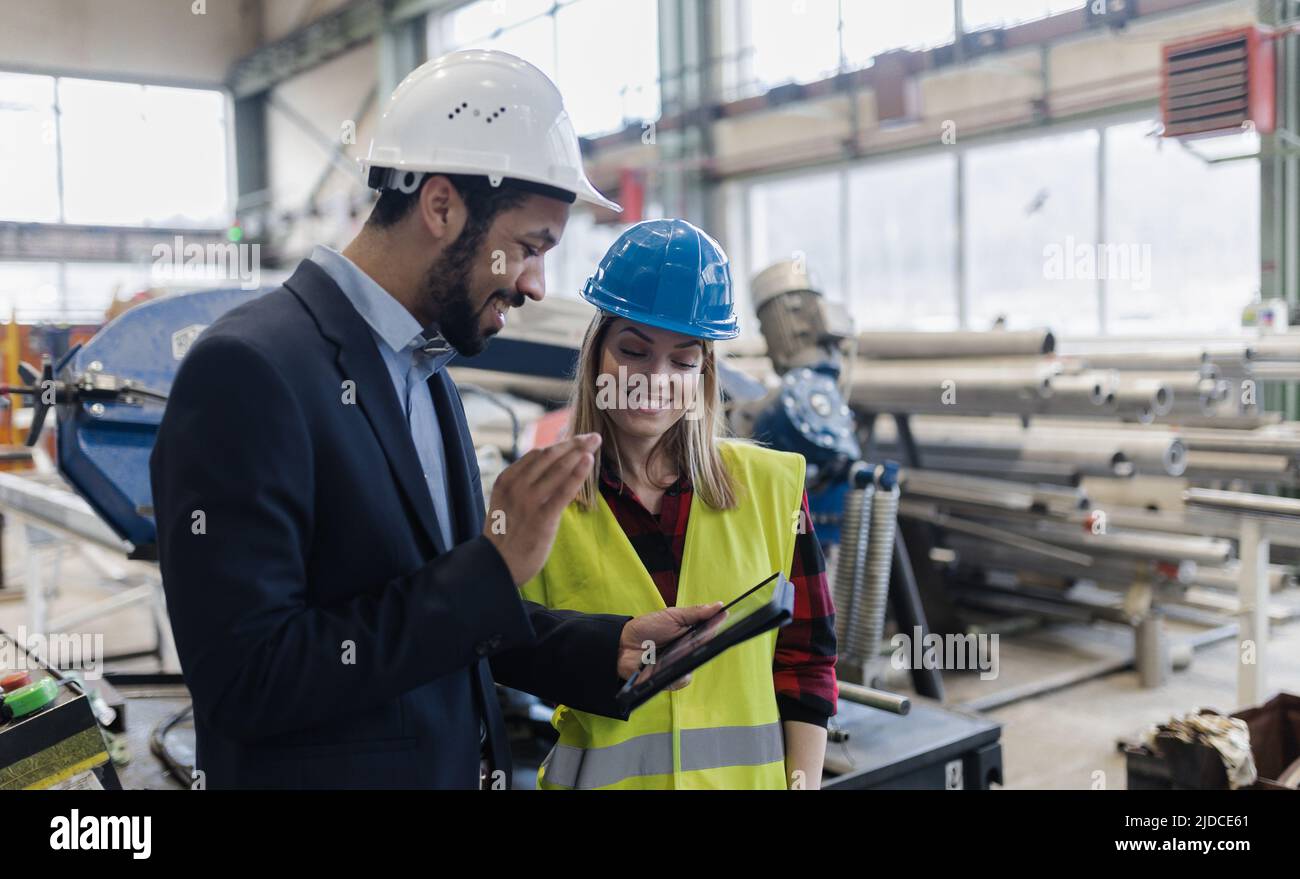 Der Ingenieur und Mechaniker, der Routineprüfung in der Industriefabrik und Videoanruf macht. Stockfoto