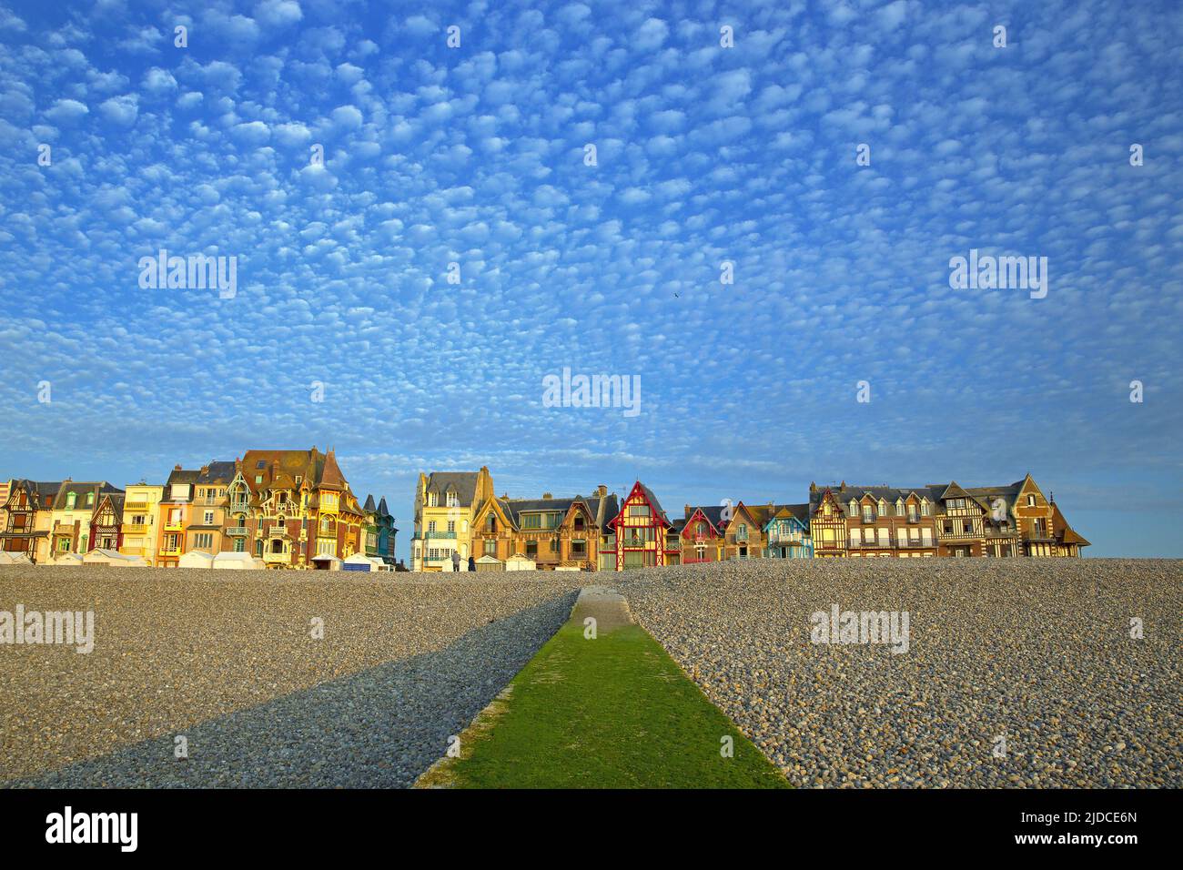 Frankreich, Somme Mers-les-Bains Resort und Tourismus, an der Küste des Kanals gelegen, Kiesstrand (Luftaufnahme) Stockfoto