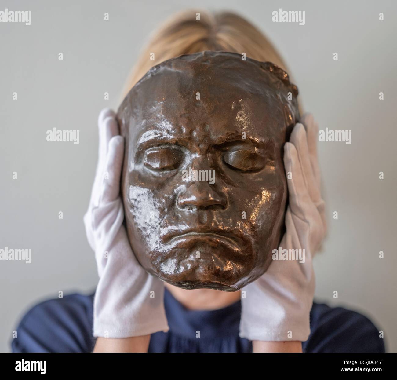 Ben Elwes Fine Art, London, Großbritannien. 20.. Juni 2022. Für die London Art Week (3-8. Juli 2022) präsentiert Ben Elwes eine Sonderausstellung, Mozart und Beethoven: Porträts und Persönlichkeit. Bild: Die einzige bekannte Bronzevariante der original 1812 geputzten Lebensmaske Beethovens des Wiener Bildhauers Franz Klein (1779-1840) befindet sich jetzt im Beethoven-Haus in Bonn. Die aus dem Gips stammende Bronzemaske zeigt die entstellenden Pockennarben des Komponisten und sogar die Papierfalten, die seine Augen bedeckten. Quelle: Malcolm Park/Alamy Live News Stockfoto