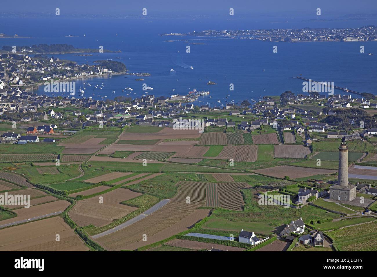 Frankreich, Finistère, Ile de Batz, das Dorf, Port Kernok, Der Leuchtturm (Luftaufnahme) Stockfoto